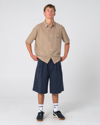 Man wearing Defender Dennis Short Sleeve Shirt in Mushroom