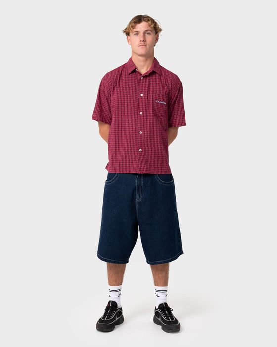 man-wearing-defender-dennis-short-sleeve-shirt-in-vintage-red