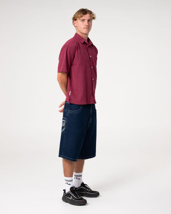 man-wearing-defender-dennis-short-sleeve-shirt-in-vintage-red