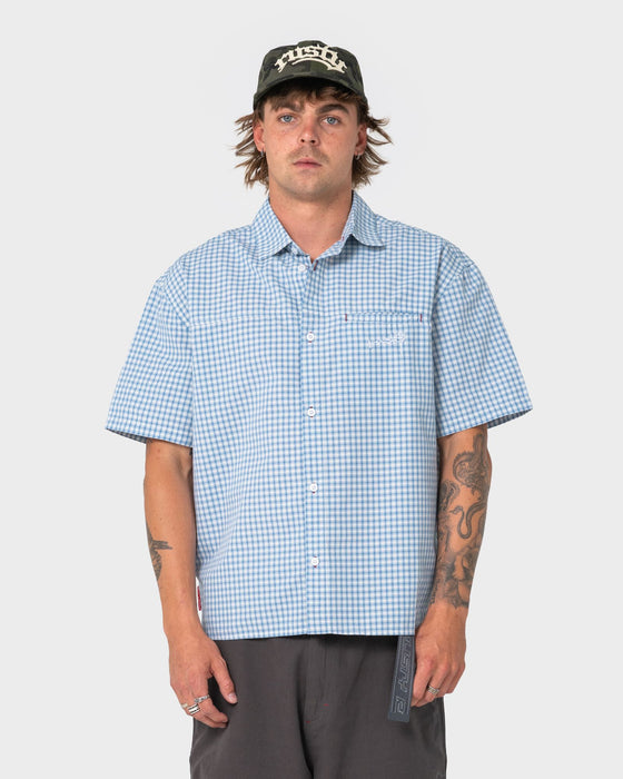 man-wearing-far-away-short-sleeve-shirt-in-smoke-blue
