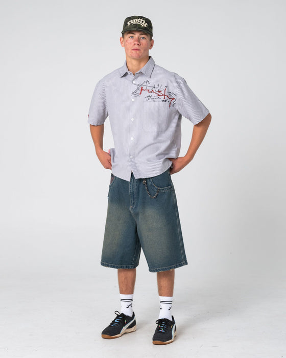 man-wearing-shockwave-short-sleeve-shirt-in-grey