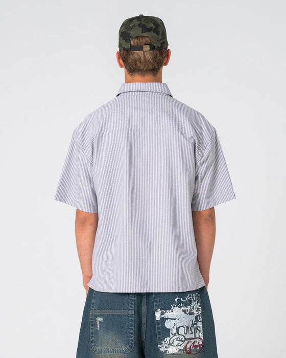 man-wearing-shockwave-short-sleeve-shirt-in-grey