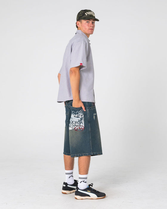 man-wearing-shockwave-short-sleeve-shirt-in-grey