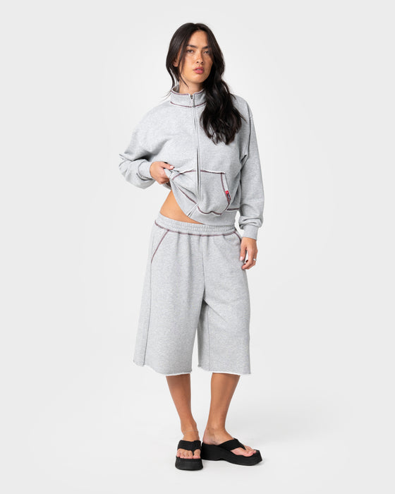 woman-wearing-servo-boxy-zip-through-fleece-in-grey-marle