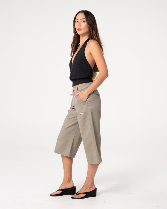 woman-wearing-it-gyrl-low-rise-capri-cargo-pant-in-vintage-khaki