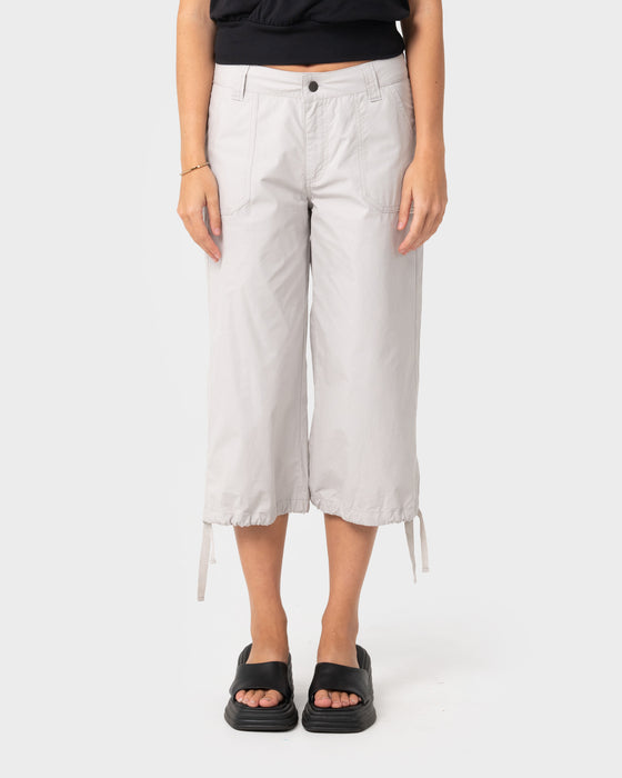 woman-wearing-cameron-low-rise-relaxed-capri-pant-in-oyster-grey