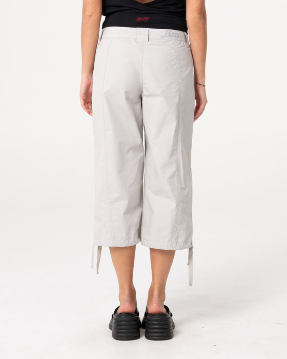 woman-wearing-cameron-low-rise-relaxed-capri-pant-in-oyster-grey