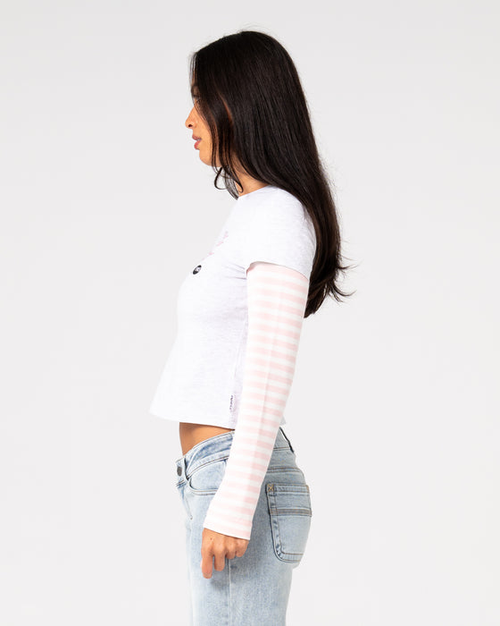 woman-wearing-star-chaser-mock-layer-tee-in-ecru-marle-pink