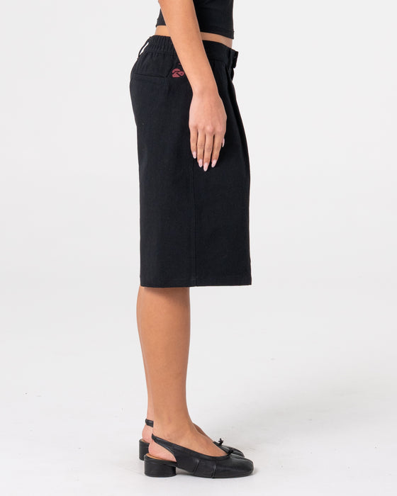 woman-wearing-clifford-low-rise-bermuda-short-in-black