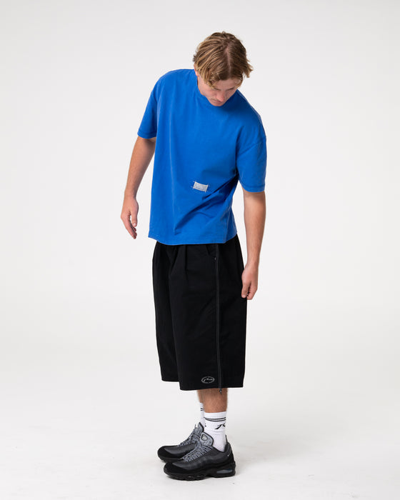 man-wearing-mamba-3-4-baggy-short-in-black