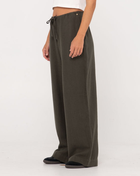 woman-wearing-carolina-pant-in-dark-emerald