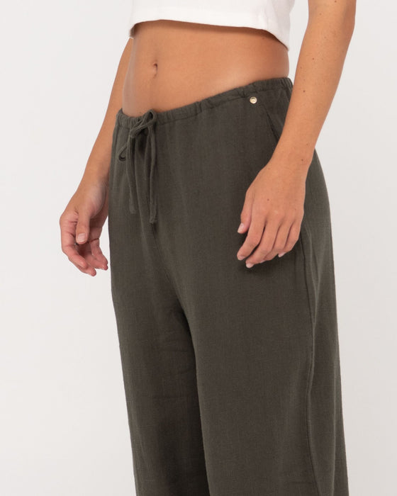 woman-wearing-carolina-pant-in-dark-emerald