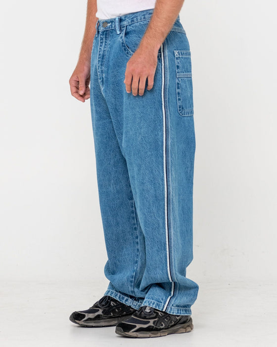 man-wearing-flip-daddy-2-0-jean-middy-blue-in-middy-blue-grey