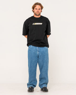 man-wearing-flip-daddy-2-0-jean-middy-blue-in-middy-blue-grey