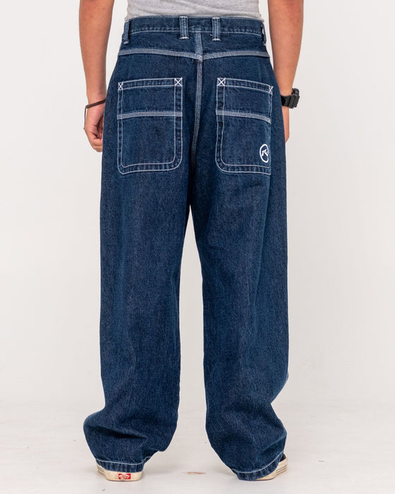 man-wearing-flip-daddy-tapeless-jean-indigo-in-indigo