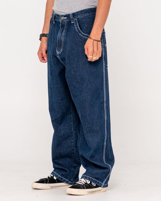 man-wearing-flip-daddy-tapeless-jean-indigo-in-indigo