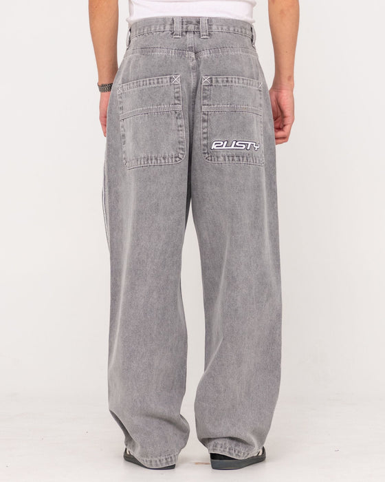 man-wearing-flip-daddy-2-0-jean-london-summer-in-london-summer-grey