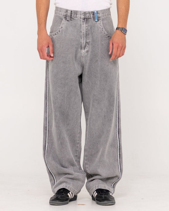 man-wearing-flip-daddy-2-0-jean-london-summer-in-london-summer-grey