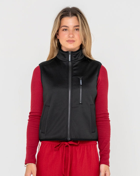 woman-wearing-le-skimmer-fleece-vest-in-black