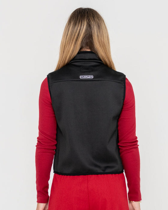 woman-wearing-le-skimmer-fleece-vest-in-black