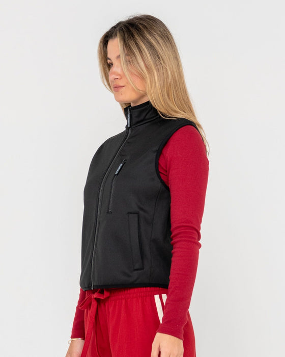 woman-wearing-le-skimmer-fleece-vest-in-black