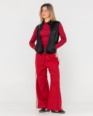 Woman wearing Le Skimmer Fleece Vest in Black