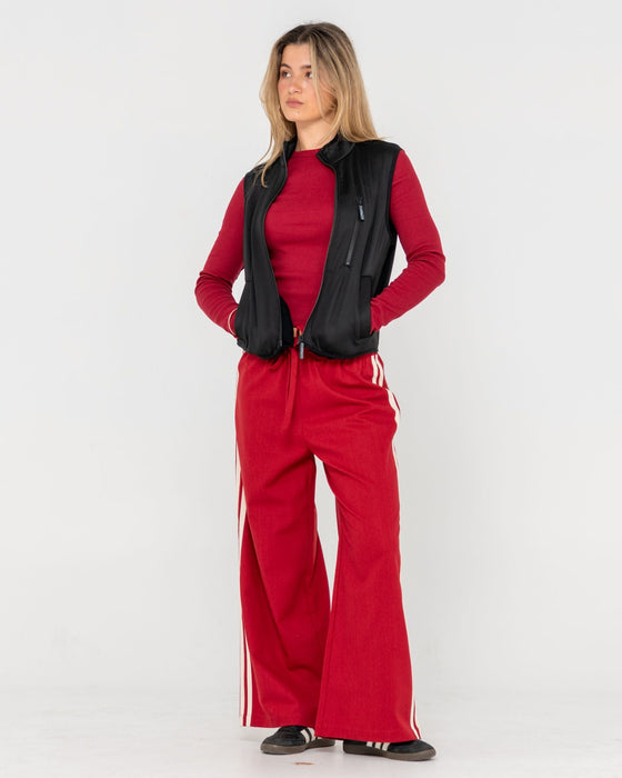 woman-wearing-le-skimmer-fleece-vest-in-black