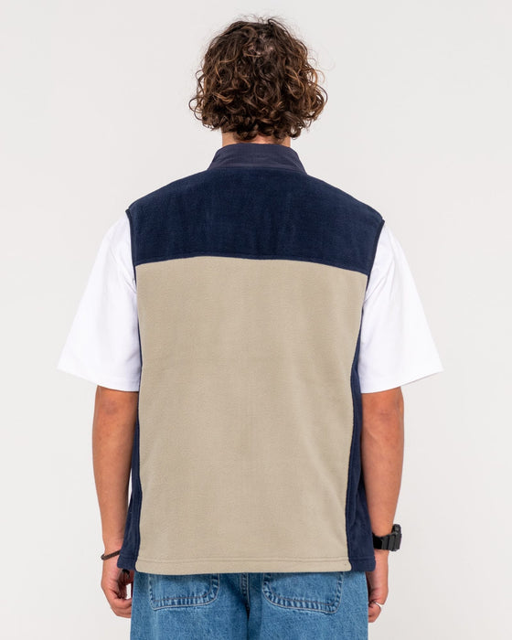 man-wearing-on-the-run-tech-fleece-vest-in-abbey-stone