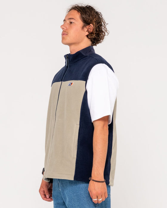 man-wearing-on-the-run-tech-fleece-vest-in-abbey-stone