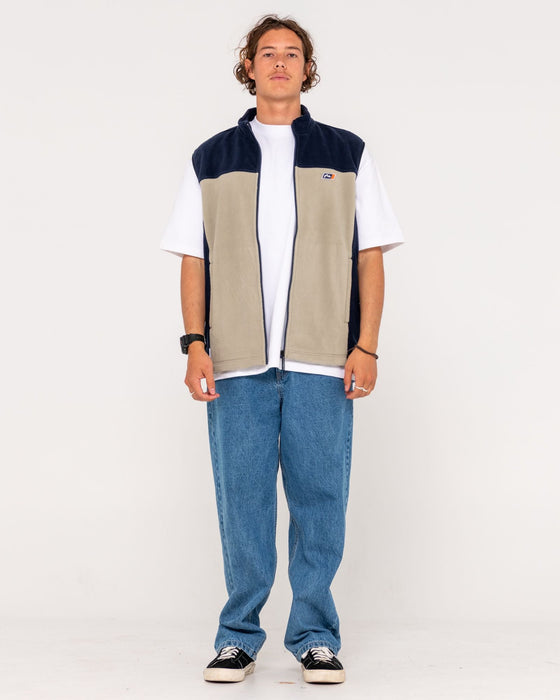 man-wearing-on-the-run-tech-fleece-vest-in-abbey-stone