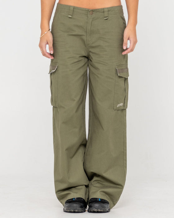 woman-wearing-tank-girl-low-rise-wide-fit-cargo-pant-in-shadow-army-2