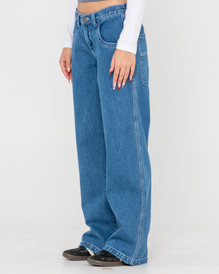 Woman wearing Flip Mommy Low Rise Tapeless Denim Jean in Authentic Blue