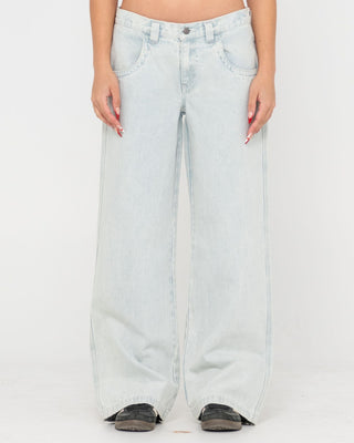 Woman wearing Flip Mommy Low Rise Tapeless Denim Jean in Sky Blue Heather