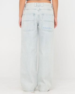 Woman wearing Flip Mommy Low Rise Tapeless Denim Jean in Sky Blue Heather