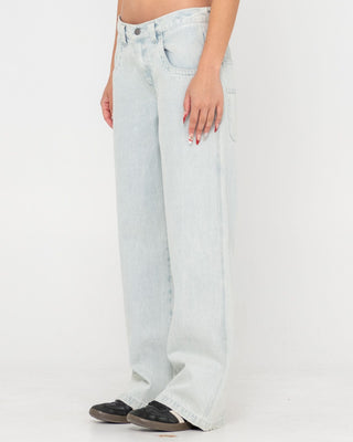 Woman wearing Flip Mommy Low Rise Tapeless Denim Jean in Sky Blue Heather