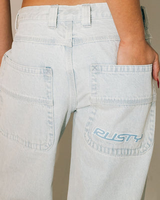 Woman wearing Flip Mommy Low Rise Tapeless Denim Jean in Sky Blue Heather