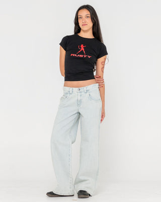 Woman wearing Flip Mommy Low Rise Tapeless Denim Jean in Sky Blue Heather