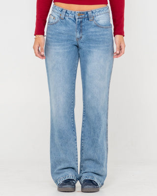 Woman wearing Suzy Straight Low Rise Jean in Blasted Middy Blue