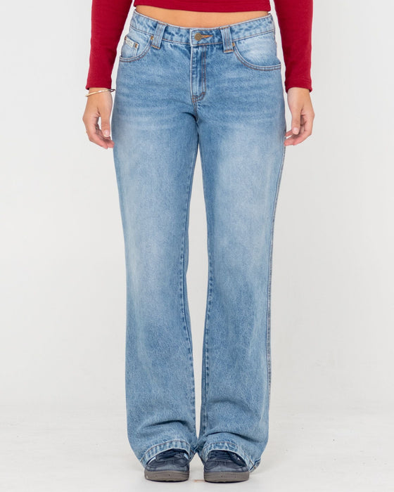 woman-wearing-suzy-straight-low-rise-jean-in-blasted-middy-blue