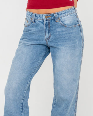 Woman wearing Suzy Straight Low Rise Jean in Blasted Middy Blue