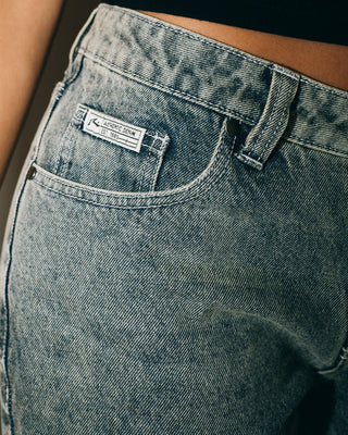 Woman wearing Suzy Straight Low Rise Jean in Dirty Dawg