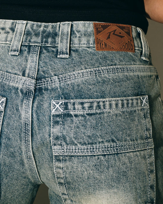 woman-wearing-suzy-straight-low-rise-jean-in-dirty-dawg