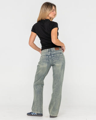 Woman wearing Suzy Straight Low Rise Jean in Dirty Dawg