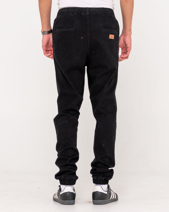 man-wearing-hook-out-elastic-pant-in-black
