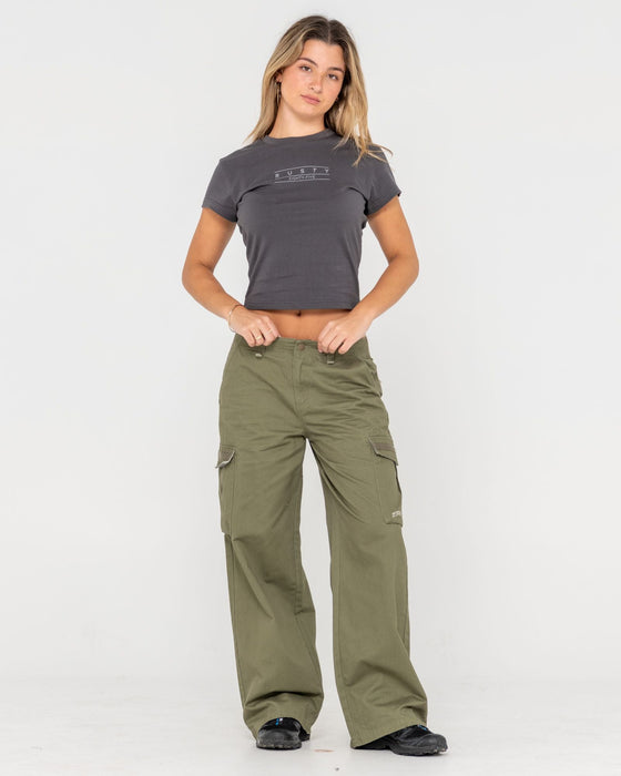 woman-wearing-rusty-essentials-skimmer-baby-tee-in-carbon