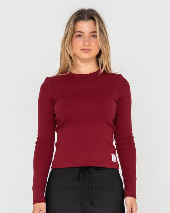 woman-wearing-rusty-essentials-ribbed-long-sleeve-tee-in-rhubarb