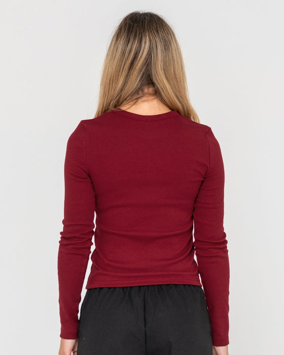 woman-wearing-rusty-essentials-ribbed-long-sleeve-tee-in-rhubarb