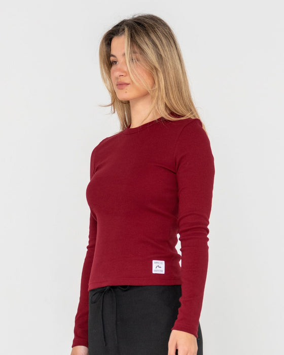 woman-wearing-rusty-essentials-ribbed-long-sleeve-tee-in-rhubarb