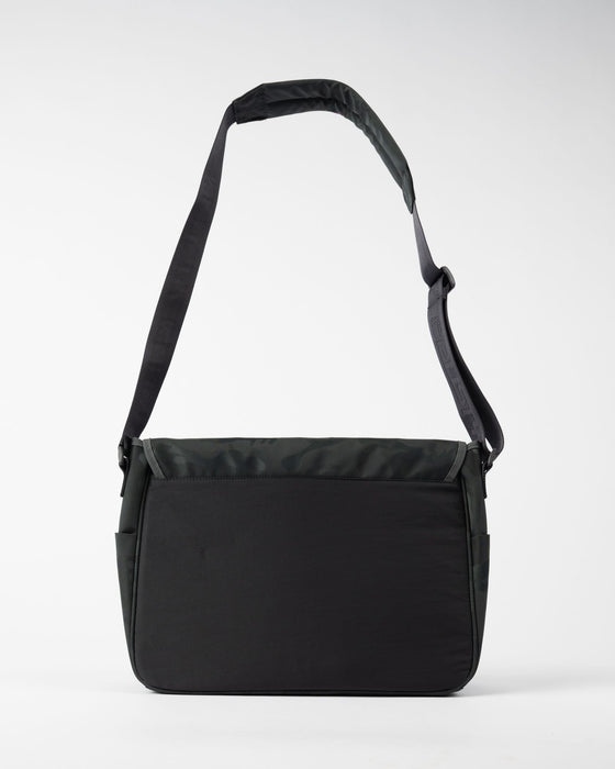 mens-trisector-messenger-bag-in-carbon