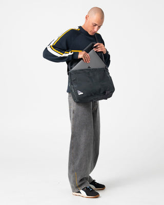 Mens Trisector Messenger Bag in Carbon